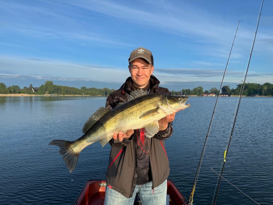 Patrick mit einem 72 cm Traum Zander