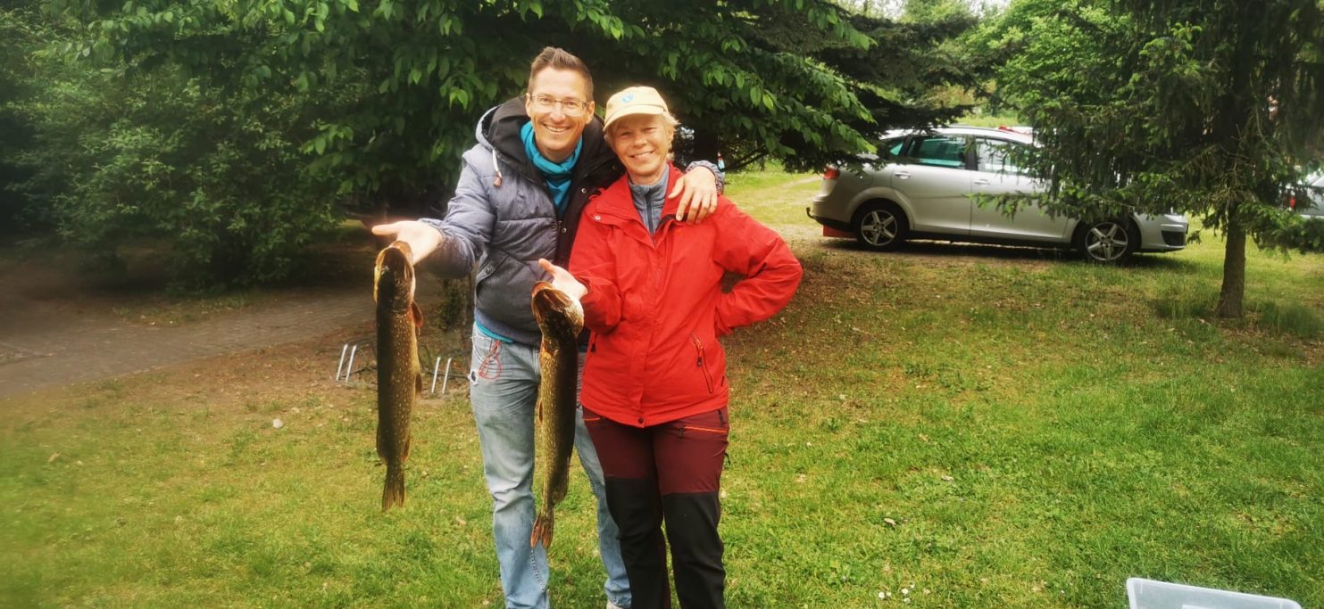 Katrin & Hannes Kopf an Kopf mit zwei Hechten